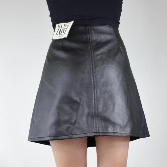 🦋NWT Neutral Zone Black Faux Leather Skirt, Grunge, Biker, Mini Skirt, Size 7/8 - Picture 4 of 4
